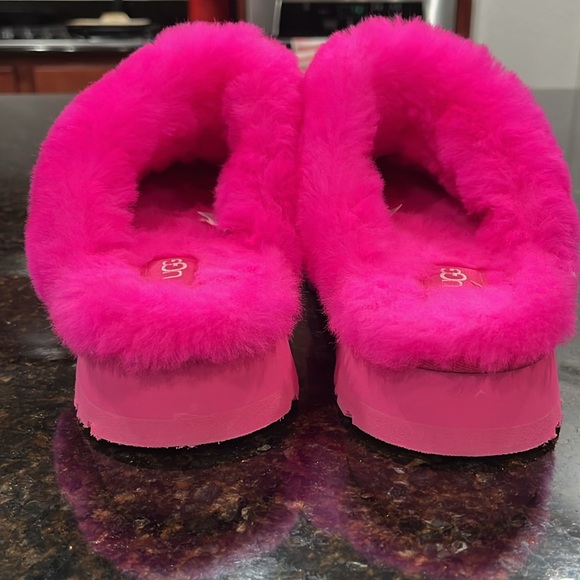 Ugg Disquette platform slippers
Hot pink
Gently used indoors only
Size 9 - Picture 4 of 8